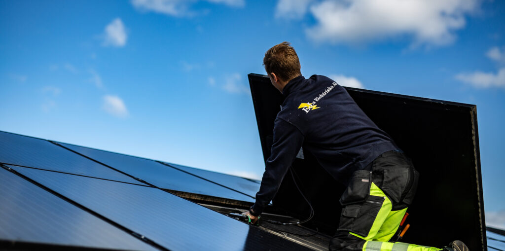 Solpaneler med smart styrning och lagring EJ:s Elektriska Tidaholm Skaraborg